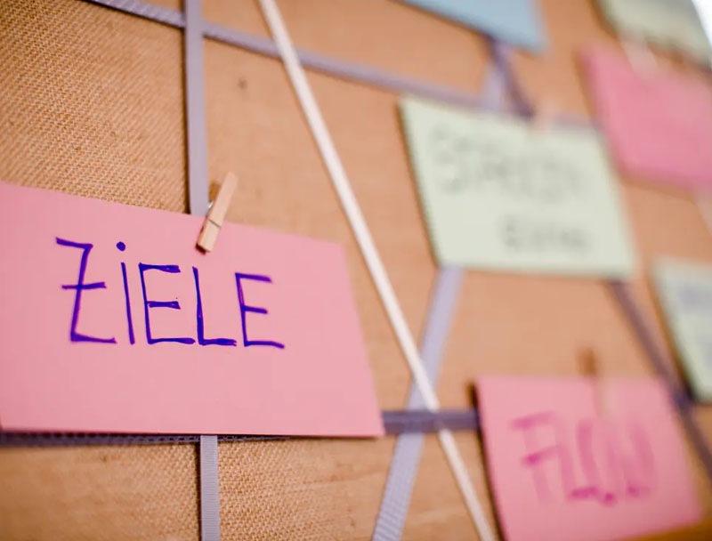 Pinnwand mit Schlagwörtern für neue Gewohnheiten